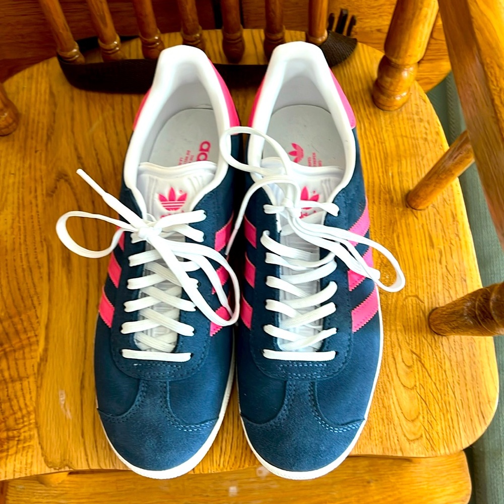 ADIDAS ORIGINAL GAZELLES SHOES 
LUCID PINK/ GOLD METALLIC 
WORN ONCE, size 7.5